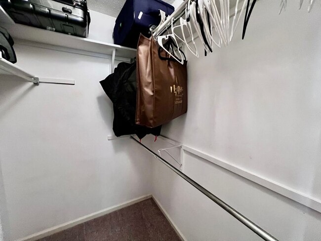 Building Photo - Beautiful 2-Bedroom End Unit Townhome in O...