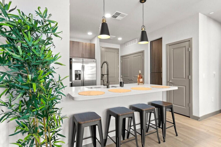 Building Photo - 400 N 2nd Ave