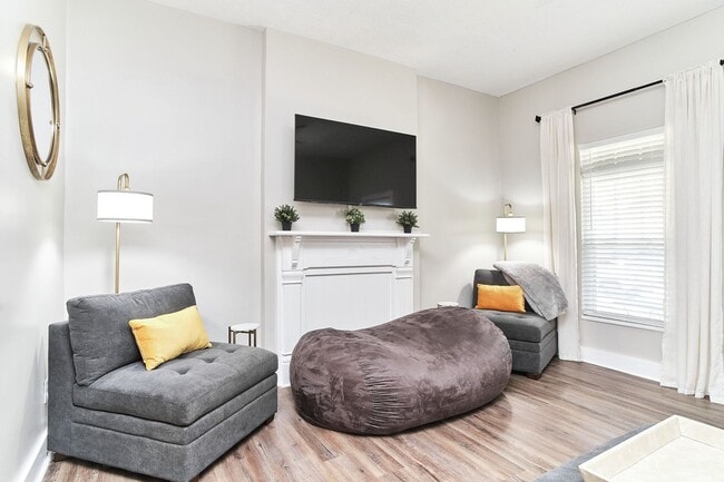 Building Photo - Fully Furnished 2BD Duplex in the Heart of downtown Indy!