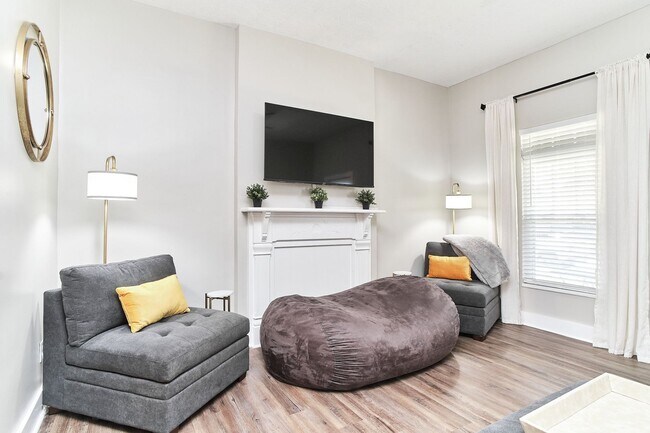 Building Photo - Fully Furnished 2BD Duplex in the Heart of...