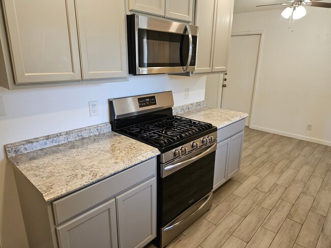 Building Photo - 1007 Utopia Ln