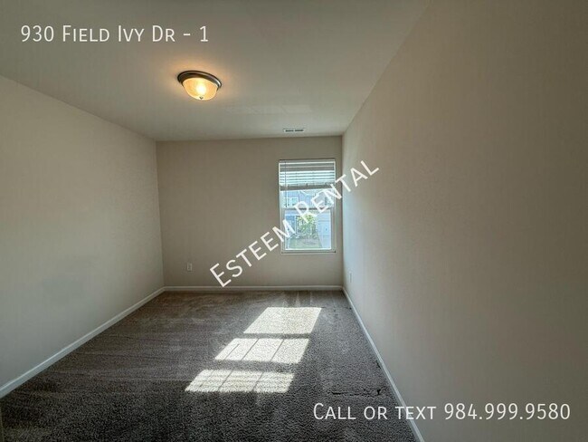 Building Photo - 930 Field Ivy Dr