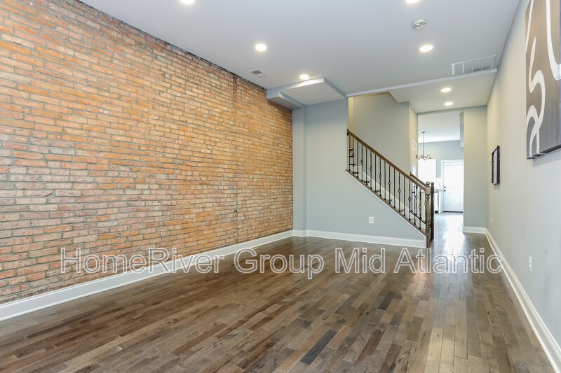 Building Photo - 909 Trinity St