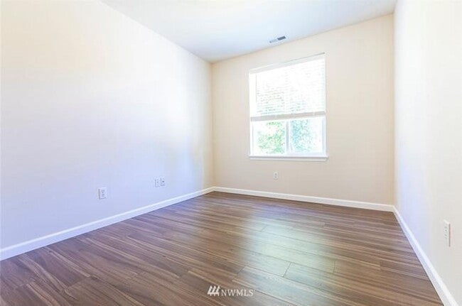 Building Photo - Spacious 3-Bedroom Home Near Horseshoe Lake
