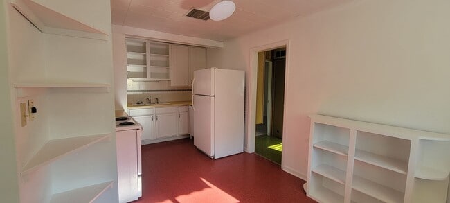 Building Photo - 2 bedroom 1 bath home with garage