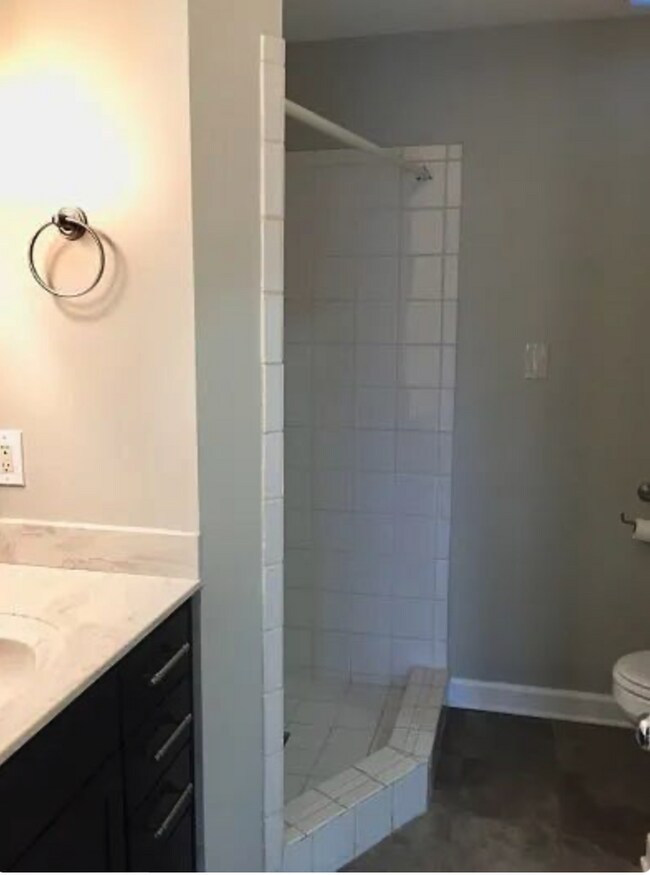 Building Photo - 2 bed 2 bath w/pool LOCATION!!