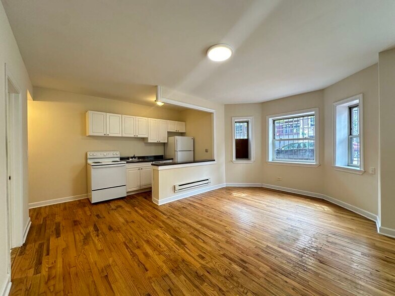 Building Photo - 553 W Aldine Ave