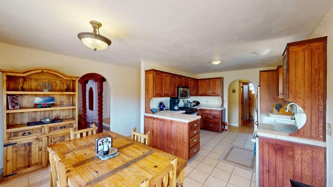 Building Photo - Custom Adobe style home in exclusive Navaj...