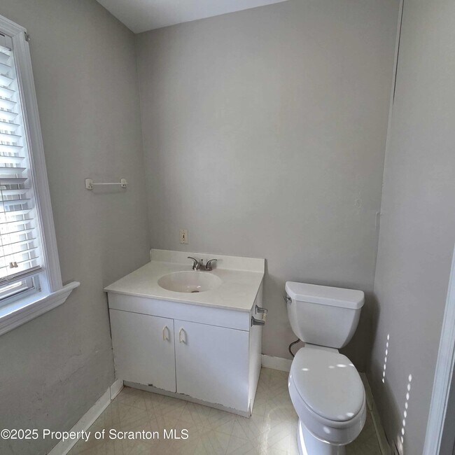 Building Photo - 1165 W Elm St