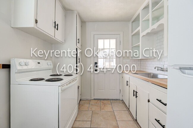 Building Photo - 4913 N Willow Ave