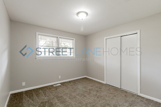 Building Photo - REDUCED!