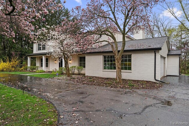Building Photo - 1935 Hillwood Dr