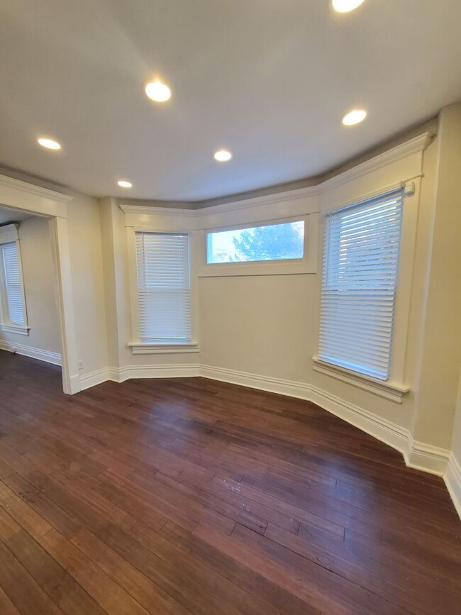 Building Photo - 3 BEDROOM SINGLE FAMILY