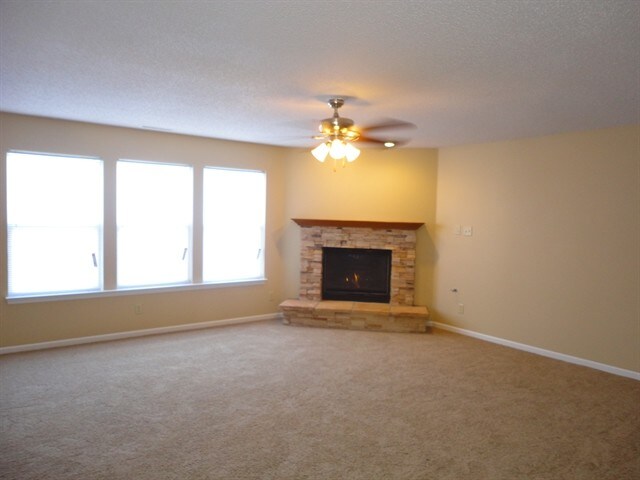 Building Photo - 2324 Shadowbrook Dr
