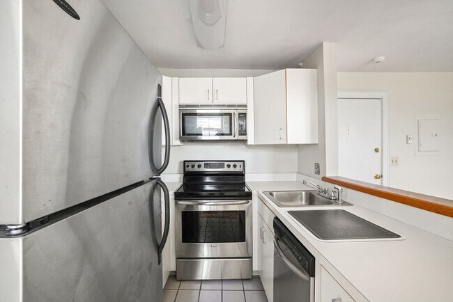 Building Photo - 533 Columbus Ave