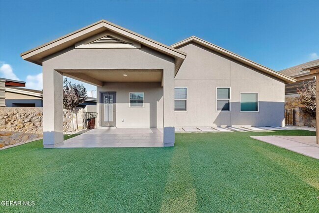 Building Photo - 220 S Manzanita Dr