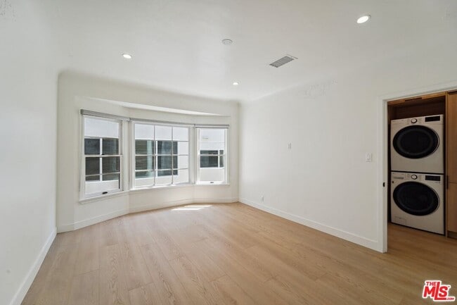 Building Photo - 9122 W 3rd St