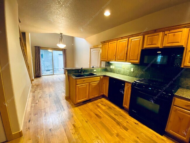 Building Photo - Dual-Level 3 BR - 2.5 BA Haven in Central Bend