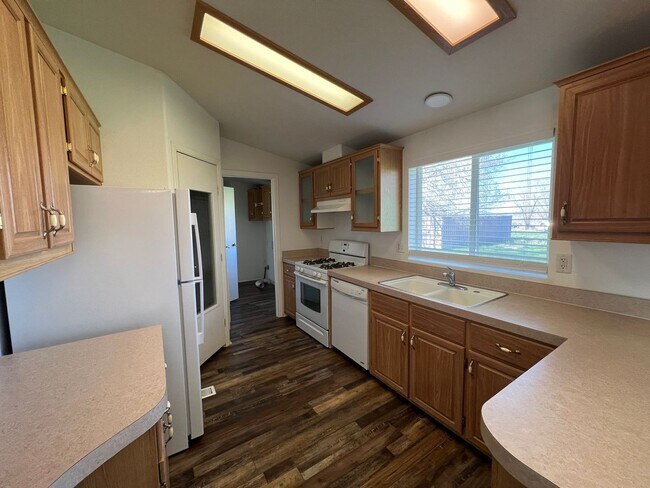 Building Photo - **Move-in Discount** 3 bedroom, 2 bathroom house with large office