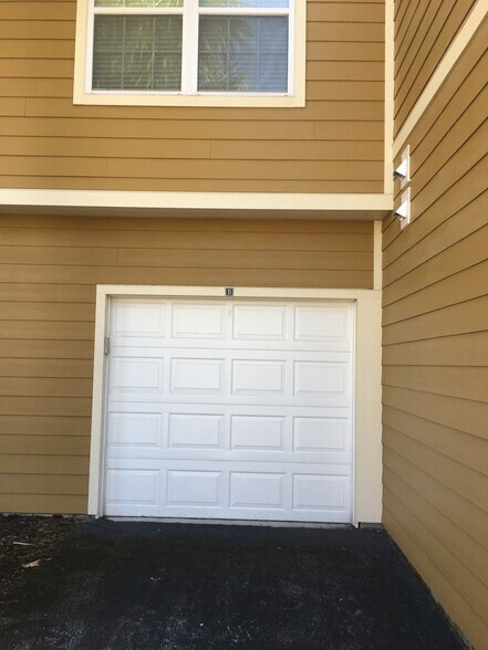 Single car garage with remote - 5520 Rosehill Rd