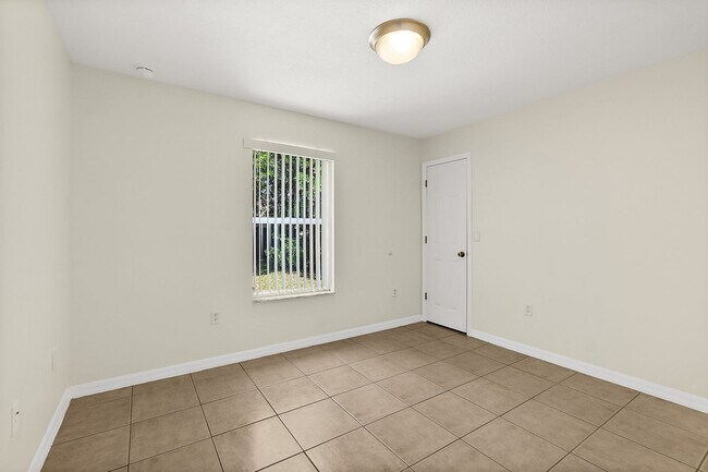 Building Photo - Spacious 3 Bedroom 2 Bath Duplex in Pine G...