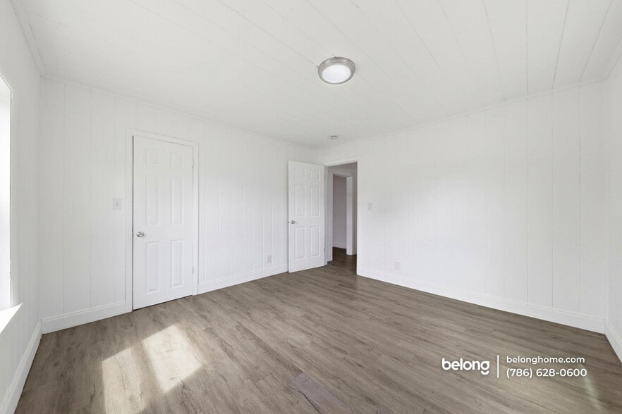 Building Photo - 170 W 23rd St