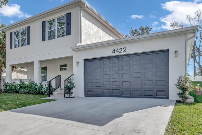 Building Photo - Gorgeous, Like-New Pool Home!