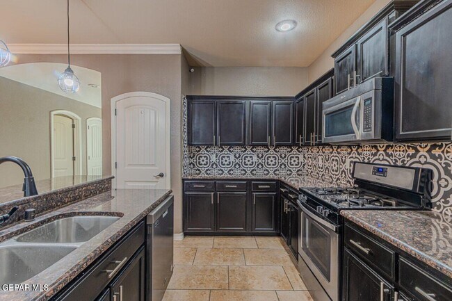 Building Photo - 2058 Bluff Creek St