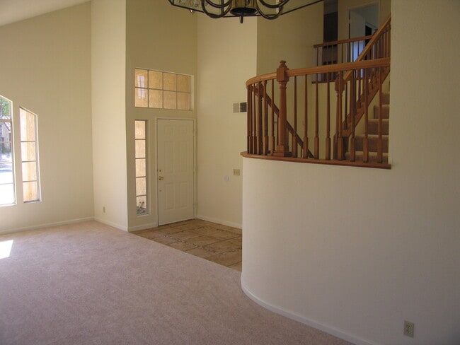 Building Photo - 4 BEDROOM IN THE RANCH