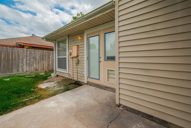 Building Photo - 15934 Barbarossa Dr