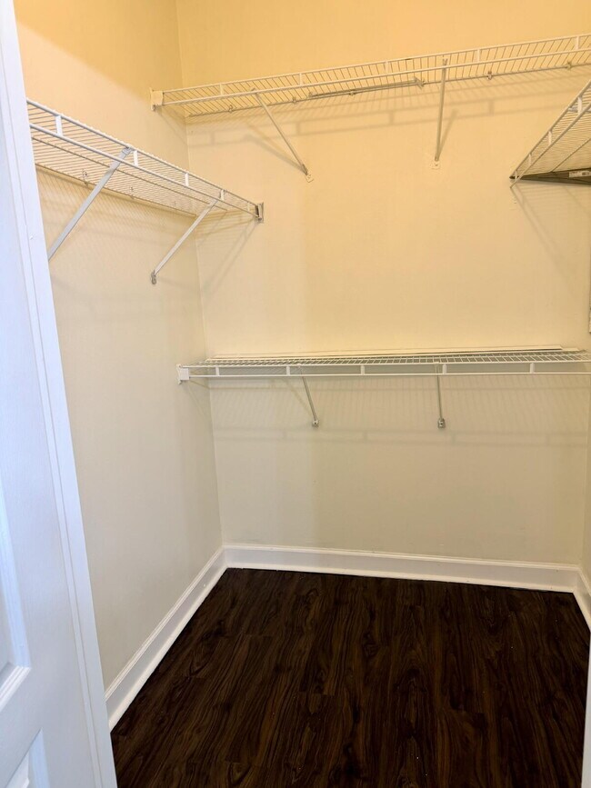 Building Photo - "Charming 3-Bed, 2-Bath Oasis in Wellington's Heart – 1060 Sqft of Comfort Awaits!"