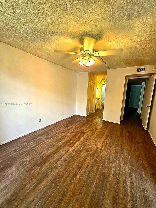 Building Photo - 3730 Inverrary Dr