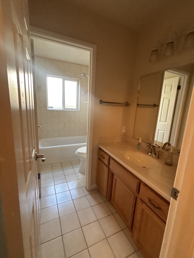 Building Photo - 1816 Fallon Ln