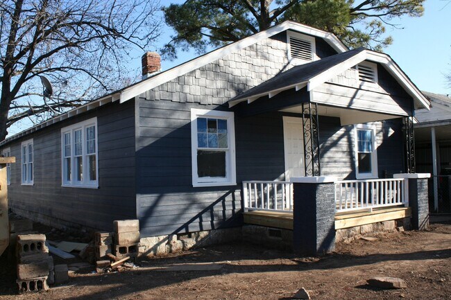 Building Photo - Beautiful North Side Craftsman!