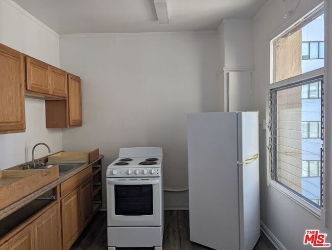 Building Photo - 634 S Gramercy Pl