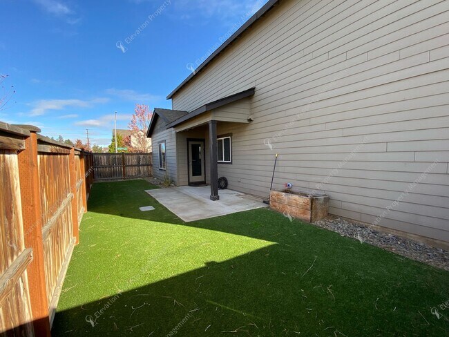 Building Photo - Bright Southeast Bend Home Near Canal Trai...