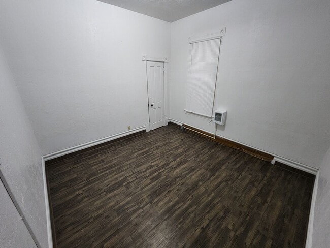 Building Photo - 620 NE Maple St