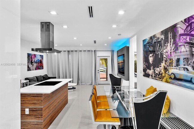 Building Photo - 1002 10th St