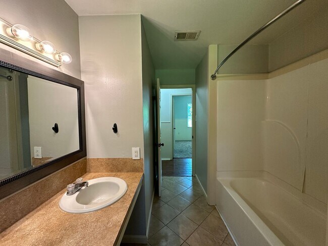 Building Photo - Charming 3 Bedroom in South Tyler!