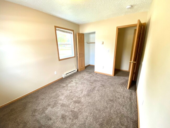 Building Photo - 3 Bedroom Duplex in North Fargo!