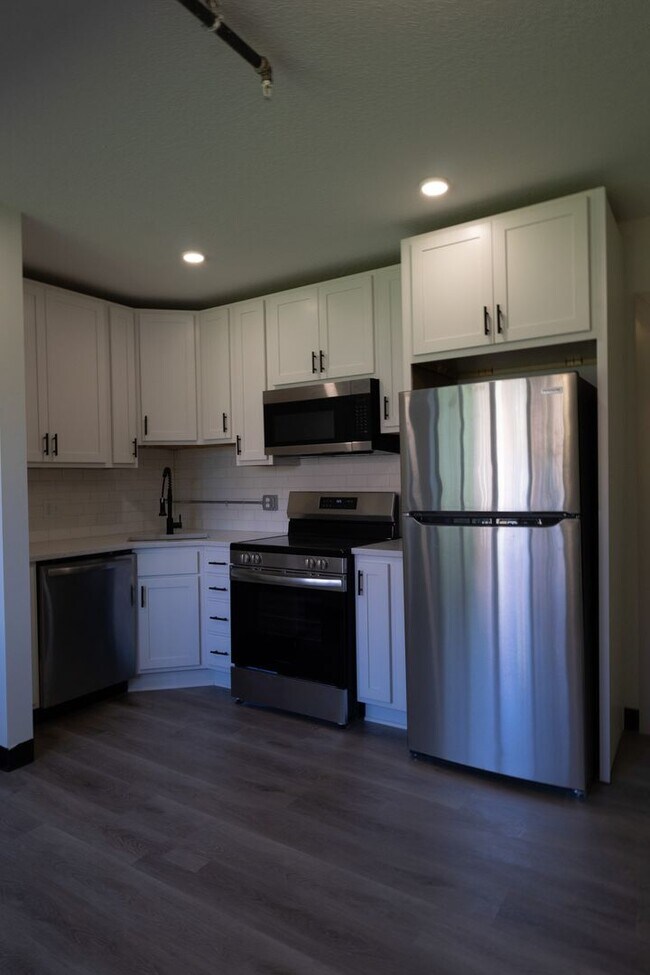 Building Photo - $1,450 / 2br - 560ft2 - RENOVATED 2BD, 1BA...