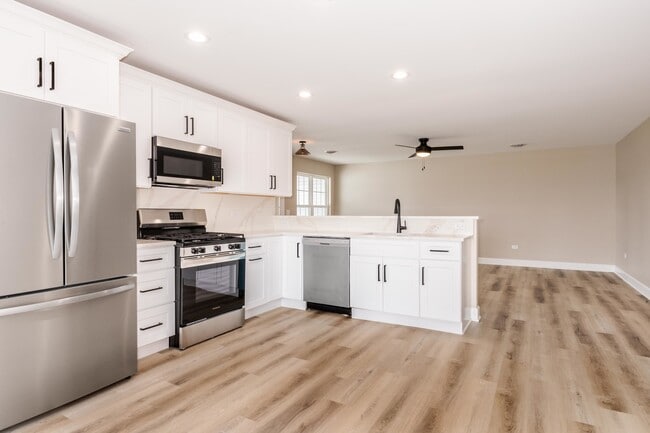 Building Photo - 516 Carriage Ct
