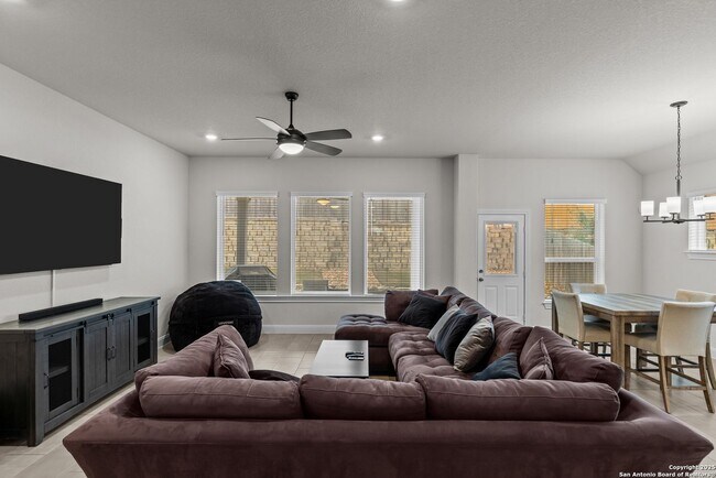 Building Photo - 1318 Tabuenfeld - Excellent, Clean Home, N...