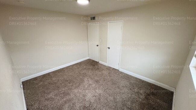 Building Photo - 2 bedroom 1 bathroom house located off the main street Oildale Dr.