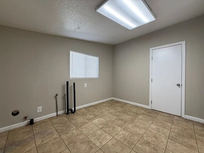 Building Photo - 424 Lucard St