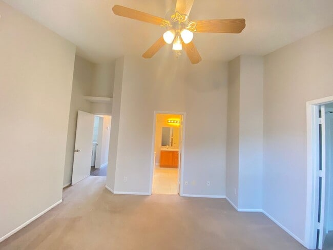 Building Photo - Lake Mary!  Ready to Move in!! Spacious 4/...