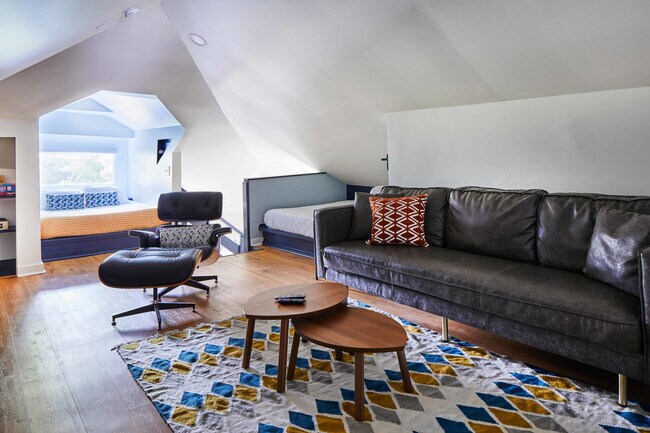 Building Photo - 1623 11th Pl S