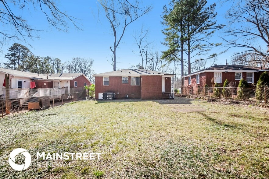 Building Photo - 1913 Finchley Dr