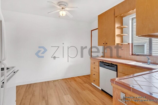 Building Photo - 6117 NE Clackamas St