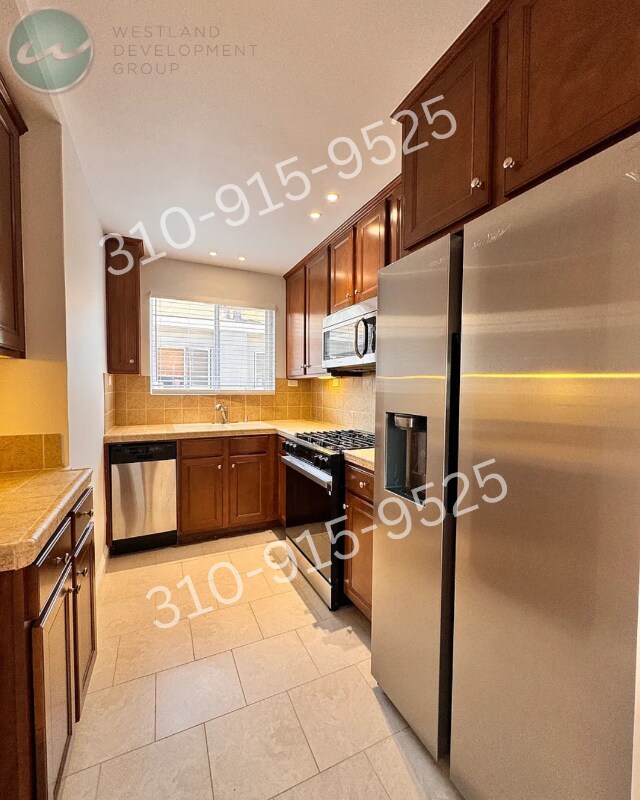 Building Photo - 3166 S Barrington Ave